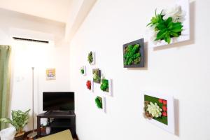 TV a/nebo společenská místnost v ubytování Yomitan Ocean View Apartment 402