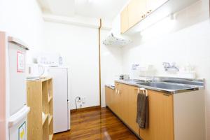Kuchyň nebo kuchyňský kout v ubytování Yomitan Ocean View Apartment 402