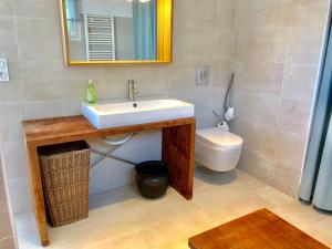 エルバルンガにあるCasa Acquaのバスルーム(洗面台、トイレ付)