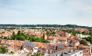 Nespecifikovaný výhled na destinaci Lovaň nebo výhled na město při pohledu z hotelu