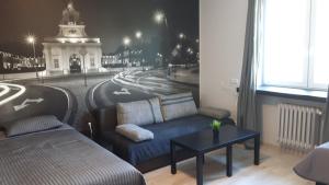 ein Wohnzimmer mit einem Sofa und einem Straßenbild in der Unterkunft Apartament Centrum Malmeda in Białystok