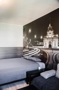 2 Betten in einem Schlafzimmer mit einem Wandbild einer Straße in der Unterkunft Apartament Centrum Malmeda in Białystok