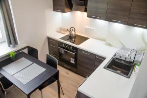a small kitchen with a table and a stove at Apartament Centrum Malmeda in Białystok