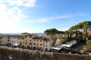 a view of the city from the fortress at B&B Art in San Casciano in Val di Pesa