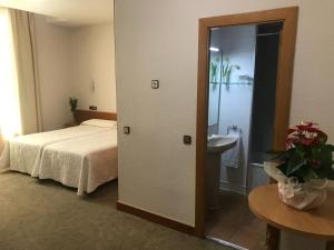 Postel nebo postele na pokoji v ubytování Hotel Pelayo