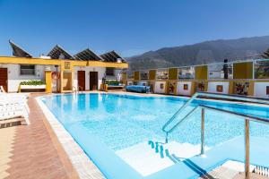 una gran piscina en la azotea de un hotel en Hotel Casa del Sol, en Puerto de la Cruz