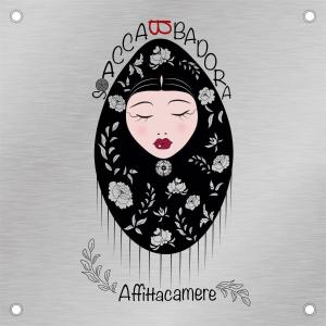 Una donna con una testa nera con dei fiori tra i capelli di S'accabbadora Guest House ad Alghero