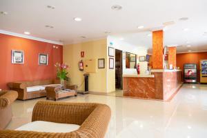 sala de estar con paredes de color naranja y sofá en Hotel Casa del Sol, en Puerto de la Cruz 37 fotos más