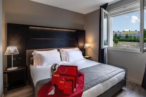 Säng eller sängar i ett rum på Maranello Palace