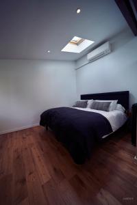 um quarto com uma cama e uma clarabóia em Gite bord de Marne Paris em Bry-sur-Marne