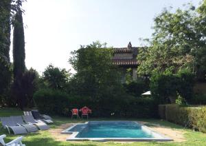 Bazén v ubytovaní Casa Prat alebo v jeho blízkosti
