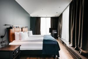 Een bed of bedden in een kamer bij Exeter Hotel