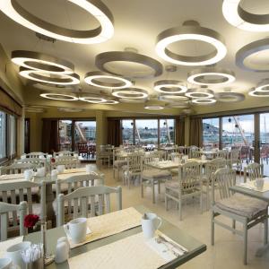 Un restaurant u otro lugar para comer en Paloma Marina Suites - Adult Only