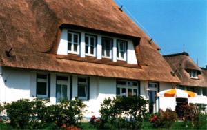 Stolpe auf UsedomにあるLandhaus auf Usedomの茅葺き屋根の家