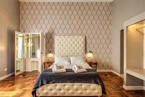 sypialnia z dużym łóżkiem z dwoma ręcznikami w obiekcie The Spanish steps apartment 67 w Rzymie