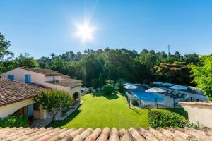 an aerial view of a yard with a pool at Villa Sévigné in Gréoux-les-Bains