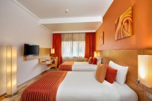 Postel nebo postele na pokoji v ubytování Al Khoory Executive Hotel, Al Wasl