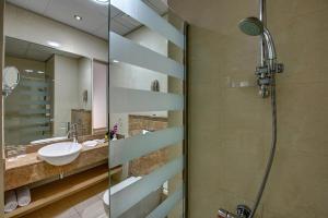 Koupelna v ubytování Al Khoory Executive Hotel, Al Wasl