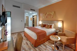 TV a/nebo společenská místnost v ubytování Al Khoory Executive Hotel, Al Wasl