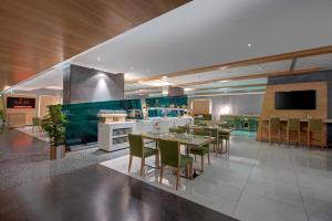 TV a/nebo společenská místnost v ubytování Al Khoory Executive Hotel, Al Wasl
