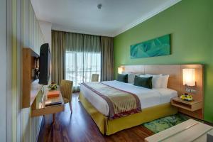 Postel nebo postele na pokoji v ubytování Al Khoory Executive Hotel, Al Wasl