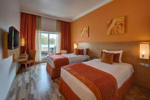 Postel nebo postele na pokoji v ubytování Al Khoory Executive Hotel, Al Wasl