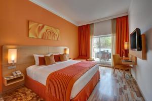 Postel nebo postele na pokoji v ubytování Al Khoory Executive Hotel, Al Wasl