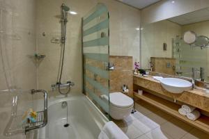 Koupelna v ubytování Al Khoory Executive Hotel, Al Wasl