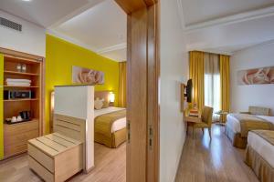 Postel nebo postele na pokoji v ubytování Al Khoory Executive Hotel, Al Wasl