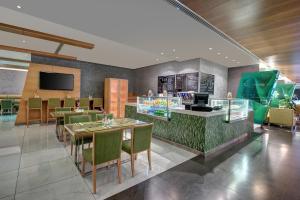TV a/nebo společenská místnost v ubytování Al Khoory Executive Hotel, Al Wasl