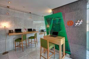 TV a/nebo společenská místnost v ubytování Al Khoory Executive Hotel, Al Wasl