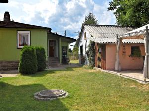 LangenbachにあるCozy holiday home in Schwarzbach Thuringia with gardenの草庭付家
