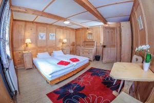 シャンペリーにあるGuest House du Grand Paradis - On Pisteのベッドルーム1室(ベッド1台、テーブル付)
