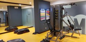een fitnessruimte met 2 loopbanden in een kamer bij Travelodge Bukit Bintang in Kuala Lumpur