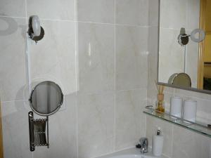 トレビエハにあるSonnenscheinのバスルーム(鏡付きシャワー、シンク付)