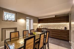 kuchnia z długim stołem i krzesłami w obiekcie The Spanish steps apartment 67 w Rzymie