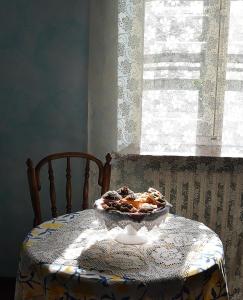 un tavolo con sopra una ciotola di cibo di B&B da Michela a Perugia