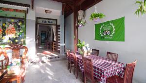 Tue Tam Garden Villa tesisinde bir restoran veya yemek mekanı