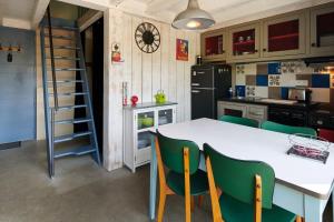 ビダールにあるLa Crampotte de Bidartのキッチン(白いテーブル、緑の椅子付)