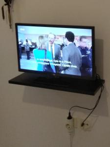 telewizor z płaskim ekranem wiszący na ścianie w obiekcie Mιχαλης Apartments w mieście Paramythia