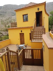 AlojeraにあるLa Pimenteraの黄色の家 バルコニー(テーブル付)
