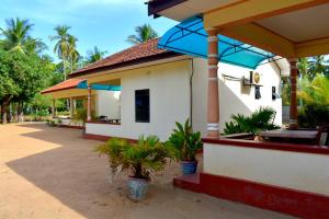 Gallery image of Yaswi Guest House in Pasikuda