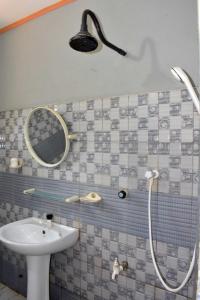 Gallery image of Yaswi Guest House in Pasikuda