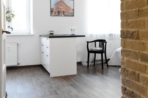 Kuchyňa alebo kuchynka v ubytovaní Old Town Studio Apartment