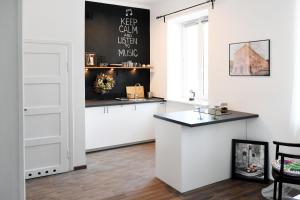 Kuchyňa alebo kuchynka v ubytovaní Old Town Studio Apartment