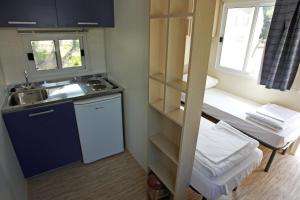 Кухня или мини-кухня в Mobile Homes Camping Kovačine
