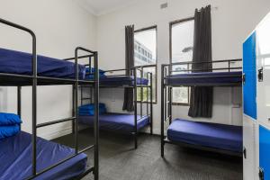 Двухъярусная кровать или двухъярусные кровати в номере Sydney Backpackers