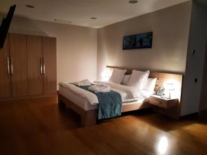 um quarto com uma cama grande e almofadas brancas em Maison Boutique Hotel em Tbilisi