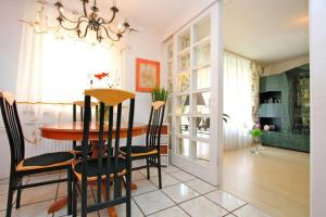 a dining room with a table and chairs at Private Rooms Laatzen in Hannover