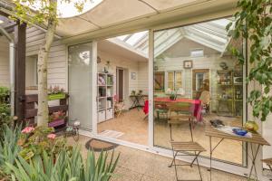 an extension of a conservatory with a table and chairs at L'ISLE DE FRANCE in Conflans-Sainte-Honorine